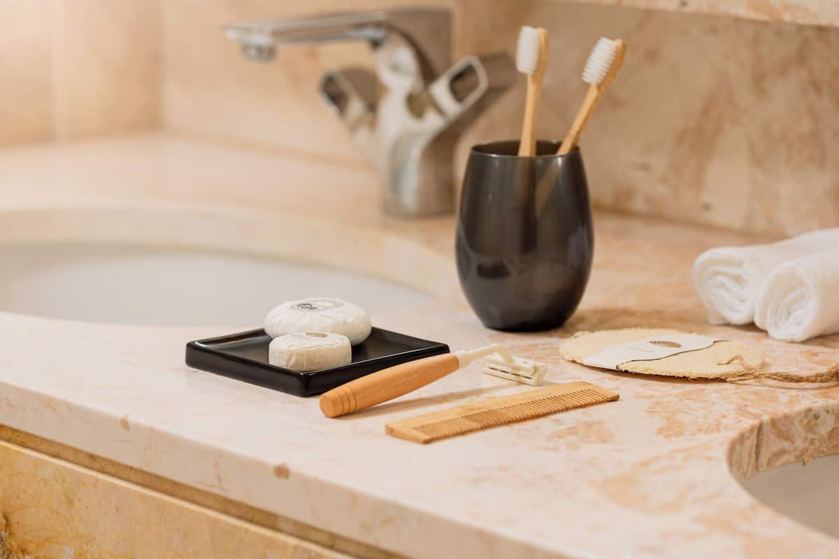 Badewanne und Dusche (separat), Regendusche, Designer-Toilettenartikel