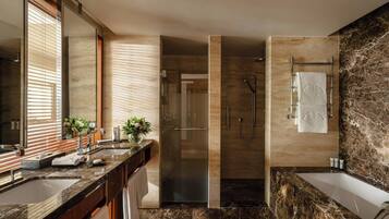 Une salle de bain moderne avec deux lavabos, une douche et une baignoire.