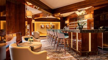 Serves breakfast, lunch, and dinner