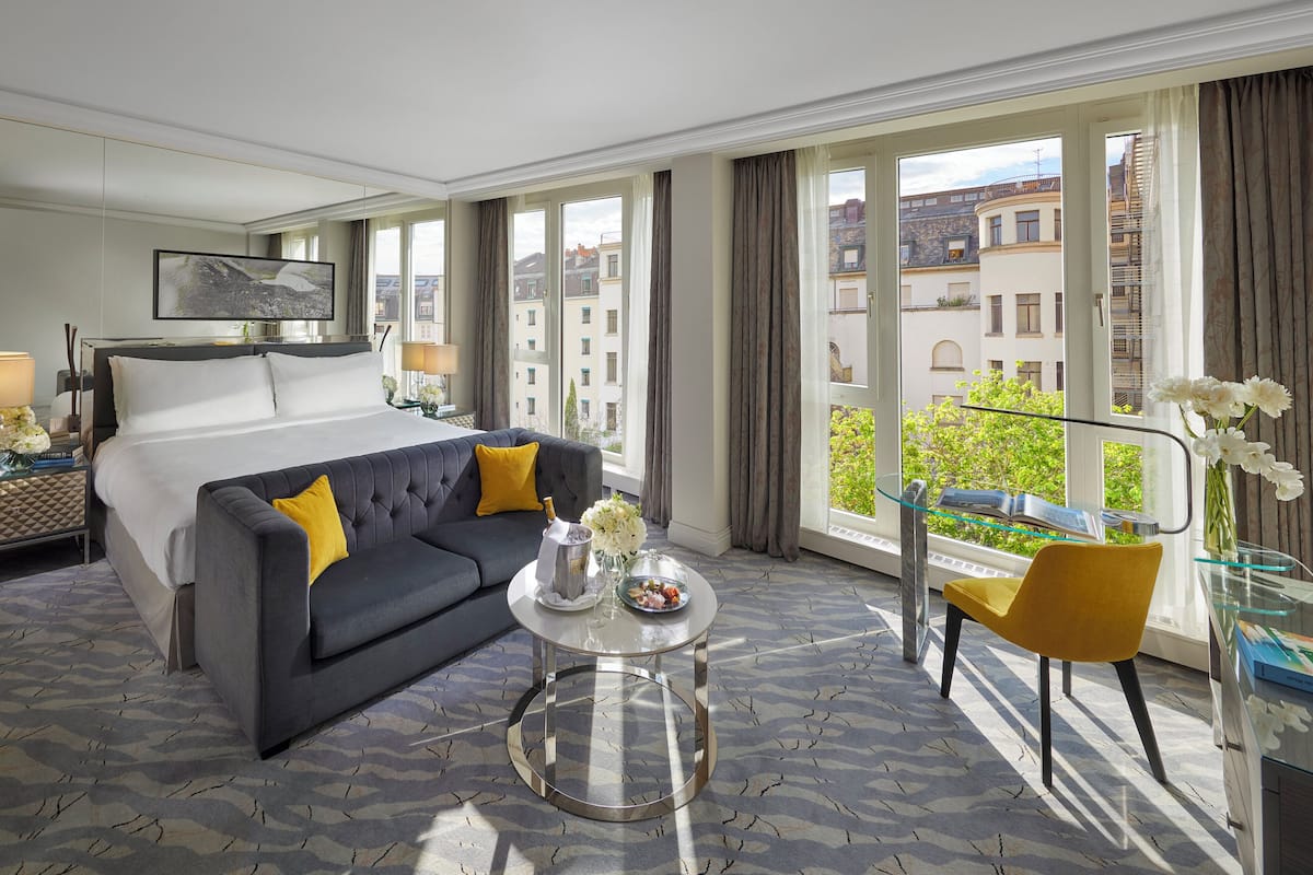 Deluxe Room (King) | Courtyard view