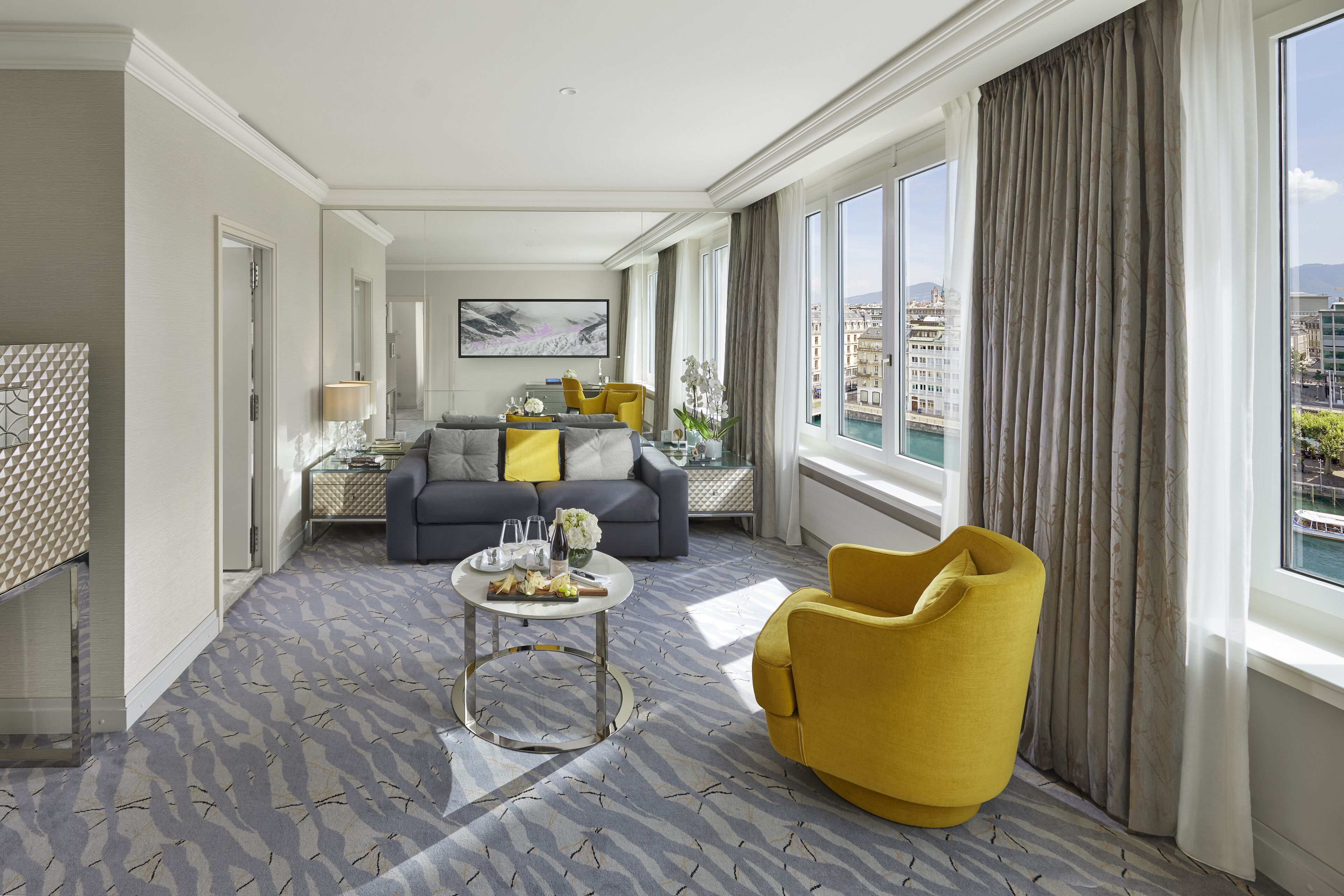 family suite, 1 queen bed | living area | flat-screen tv, dvd player, mp3 dock, offices