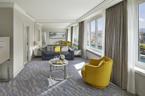 家庭套房 | 起居区 | 平板电视、DVD 播放器、MP3 基座、办公室