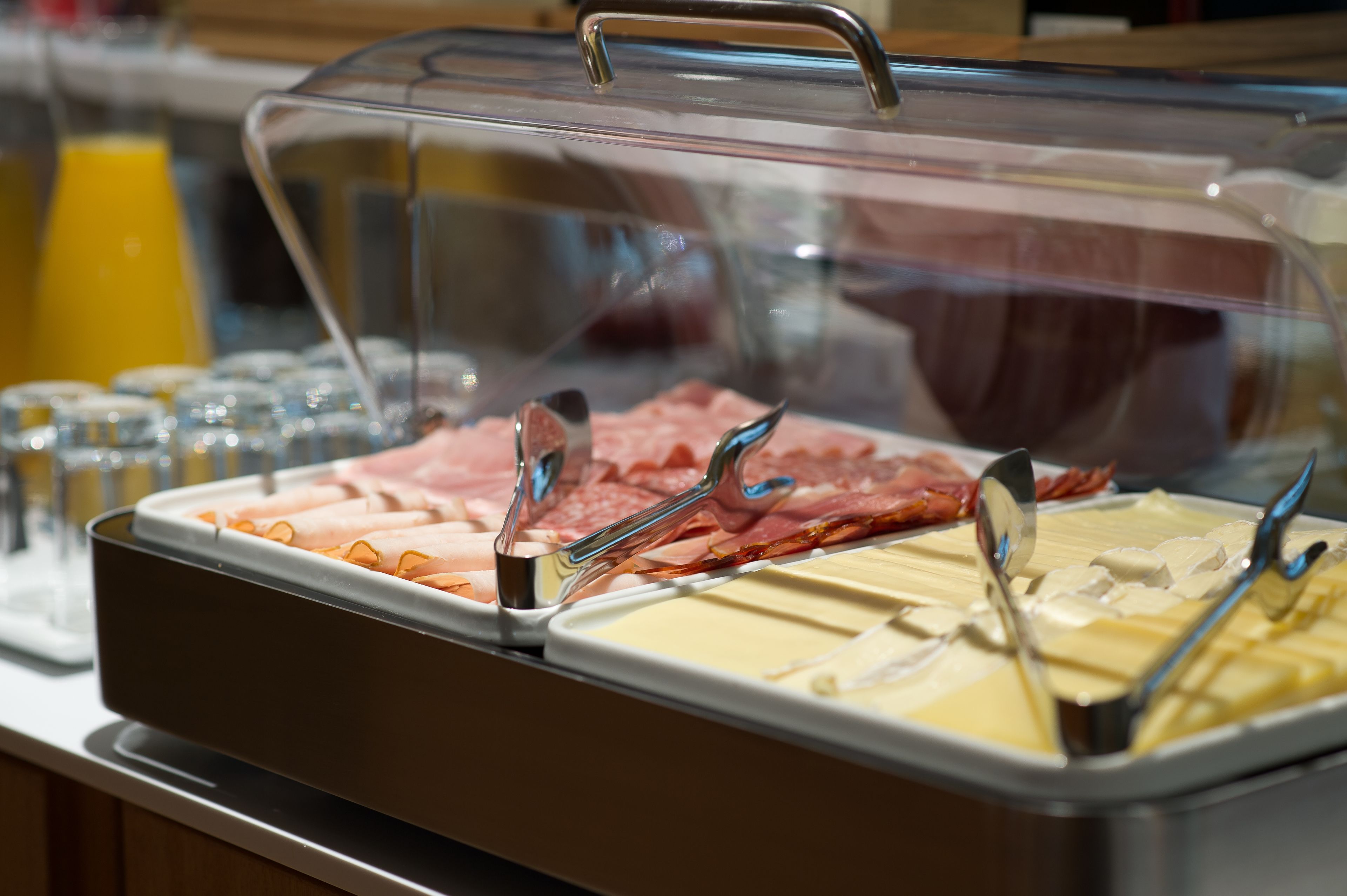 Ein Buffet mit verschiedenen Speisen und Besteck.