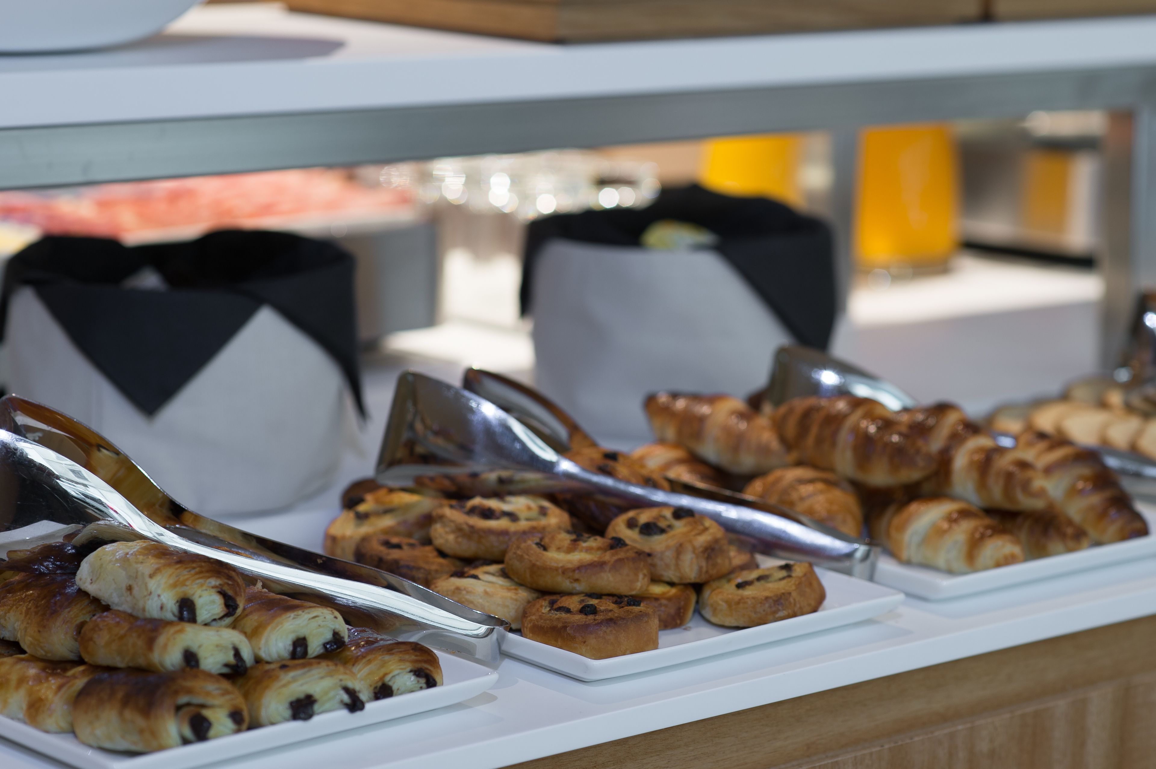Ein Buffet mit verschiedenen Backwaren und einer Kaffeestation.