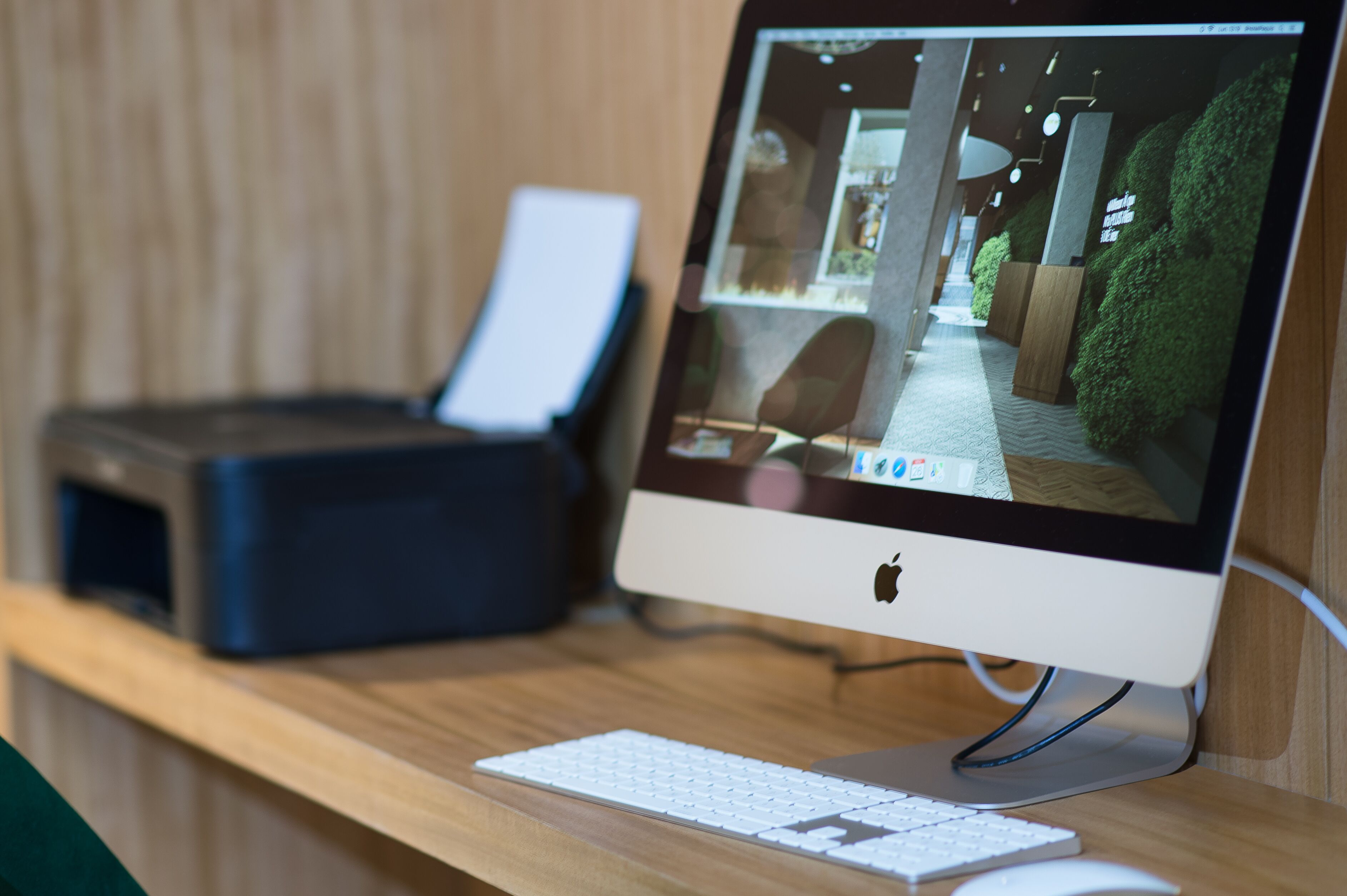 Un computer da tavolo con un monitor che mostra l'interno di un negozio.