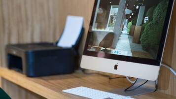 Un computer da tavolo con un monitor che mostra l'interno di un negozio.