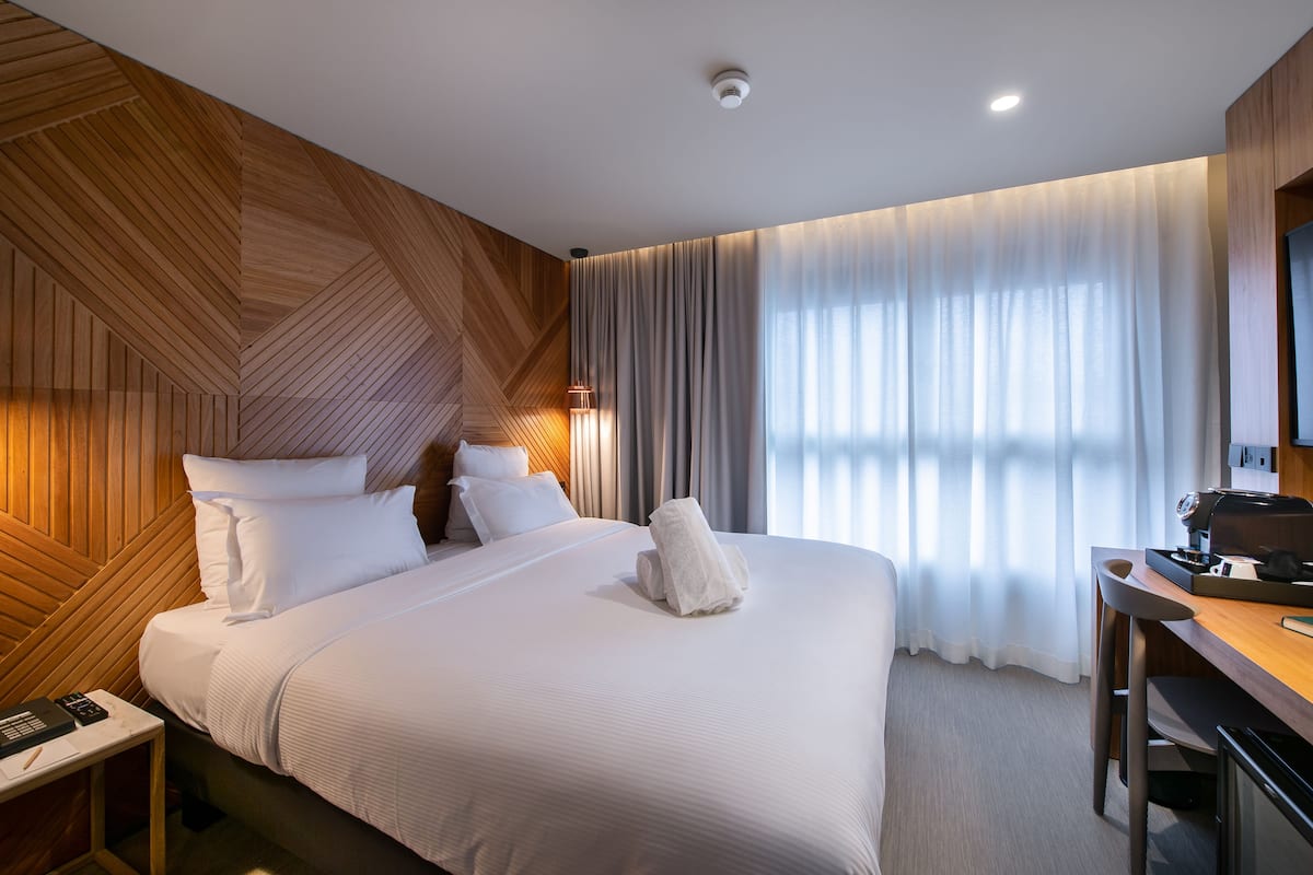 1 bedroom, in-room safe, blackout curtains, soundproofing