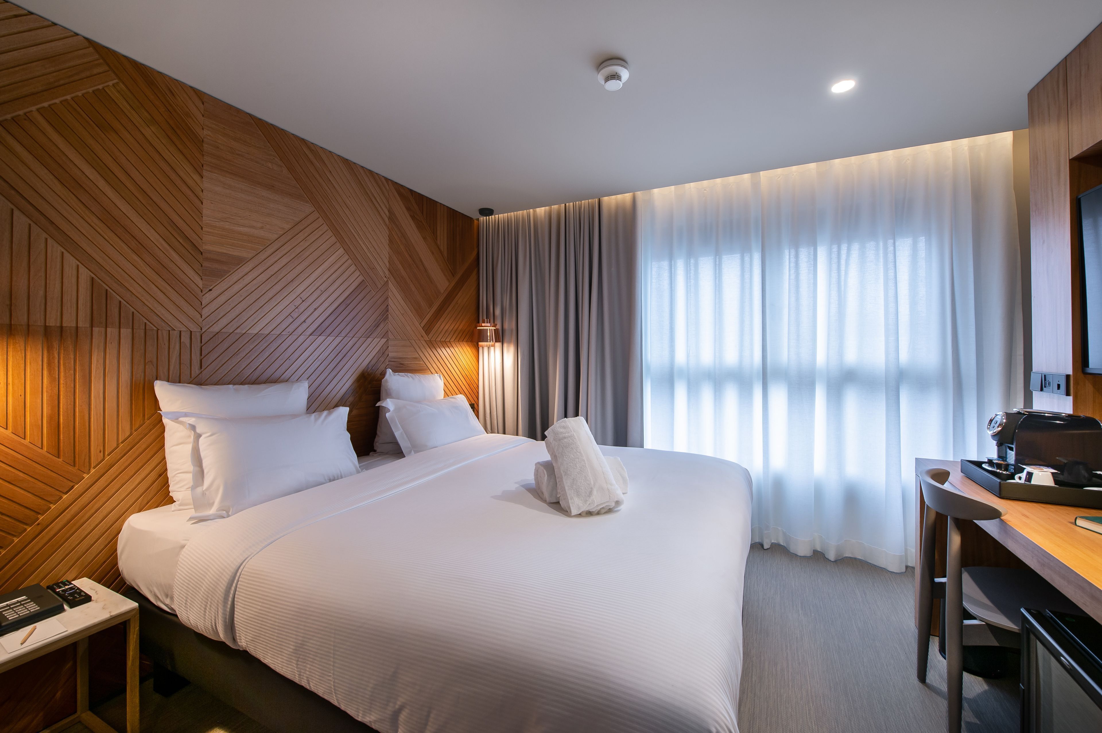 Cofres nos quartos, cortinas blackout, quartos à prova de som