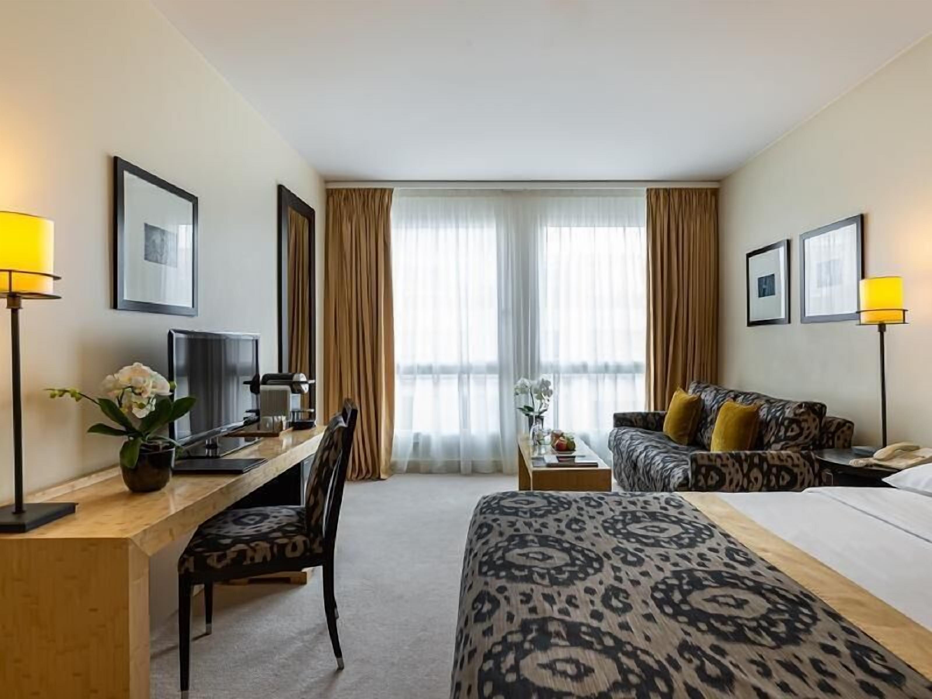 Frigobar, cofres nos quartos, individualmente mobiliados, escrivaninha