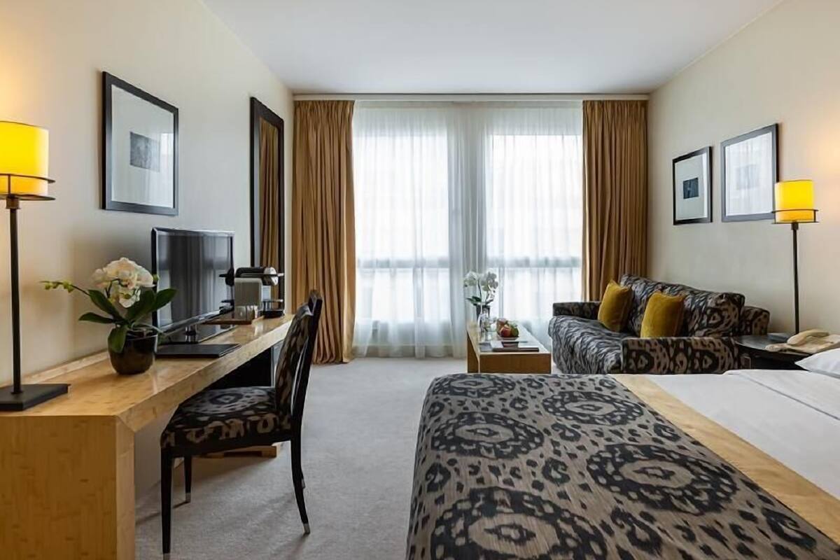 Frigobar, cofres nos quartos, individualmente mobiliados, escrivaninha