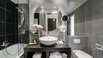 Baignoire, articles de toilette gratuits, sèche-cheveux, chaussons