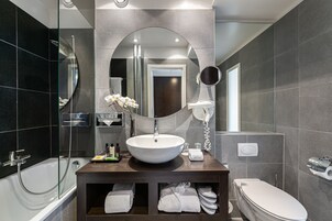 Bañera, artículos de tocador gratuitos, secador de pelo, pantuflas