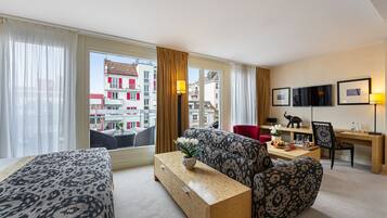 Minibar, Zimmersafe, individuell eingerichtet, Schreibtisch