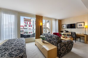 Een minibar, een kluis op de kamer, individueel gemeubileerd, een bureau