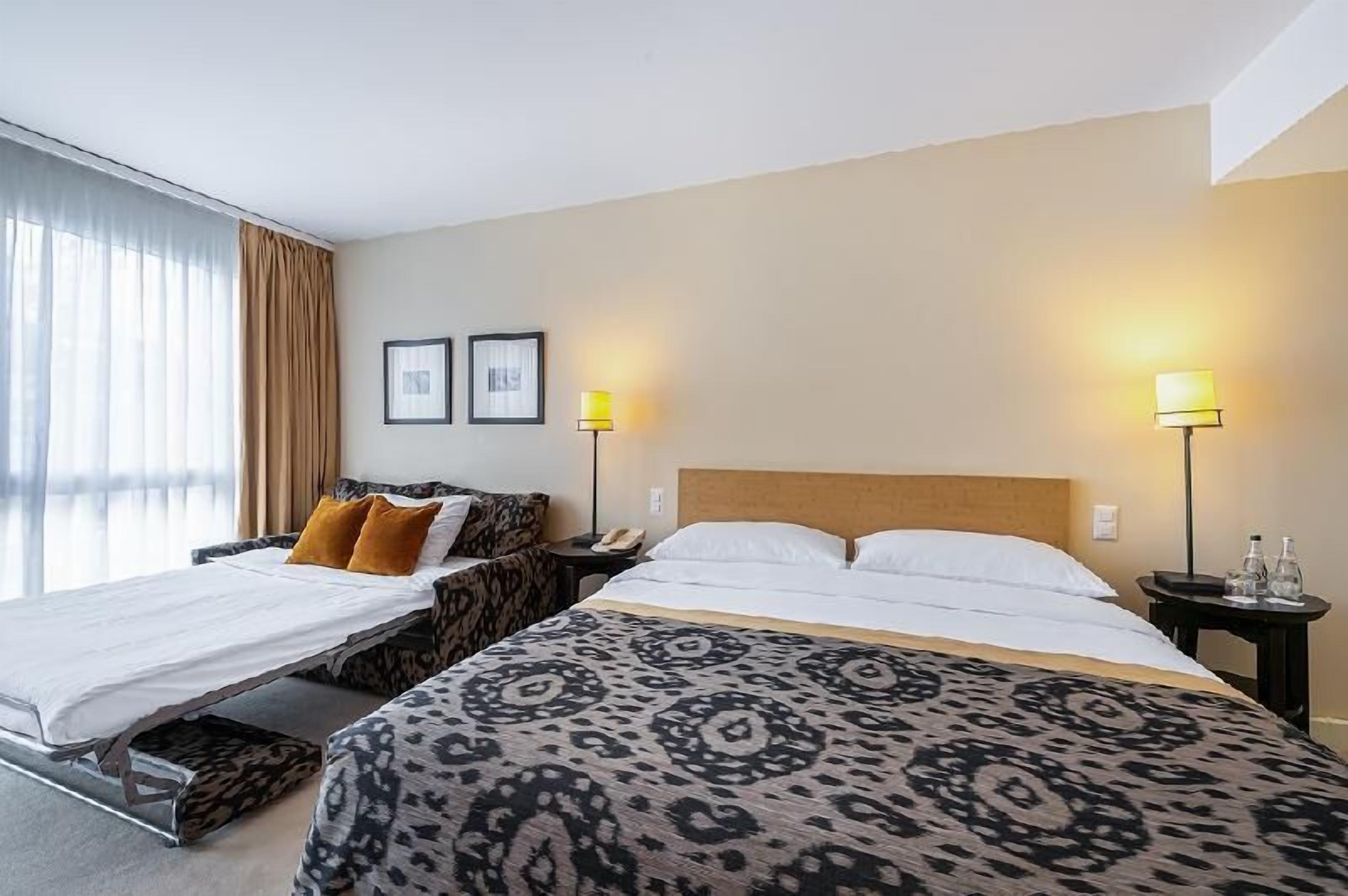 Frigobar, cofres nos quartos, individualmente mobiliados, escrivaninha