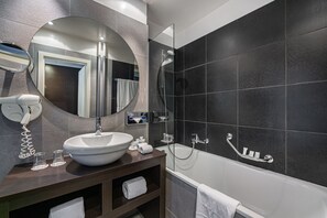 Bathtub, free toiletries, hair dryer, slippers - Hotel Jade (Geneva)