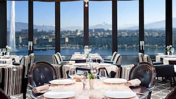 Breakfast, lunch, dinner served; international cuisine, ocean views