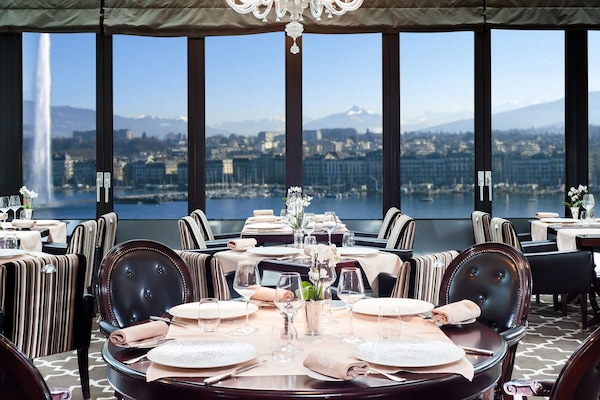 Breakfast, lunch, dinner served; international cuisine, ocean views