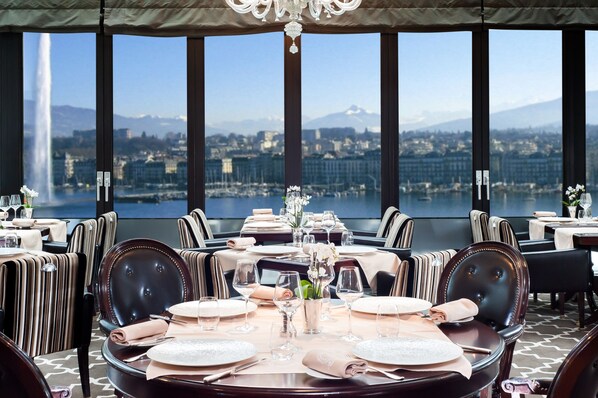 Breakfast, lunch, dinner served; international cuisine, ocean views 