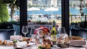 Petit déjeuner, déjeuner et dîner servis sur place, vue sur la mer