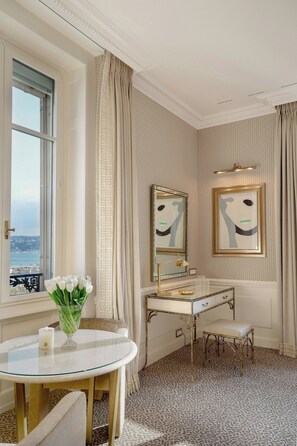 Beatrice Suite | Egyptian cotton sheets, premium bedding, down comforters, pillowtop beds - Hotel d'Angleterre Geneva (Geneva)