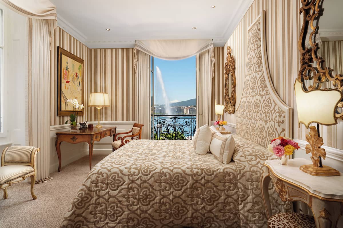 Suite (Bellevue) | Egyptian cotton sheets, premium bedding, down duvets, pillow-top beds