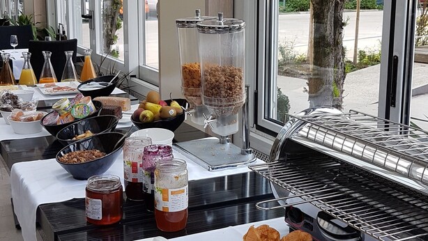 Petit déjeuner buffet servi tous les jours en supplément
