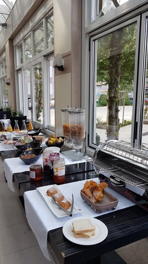 Daily buffet breakfast (CHF 17 per person)