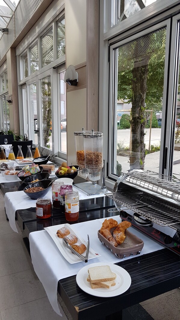 Desayuno buffet diario (CHF 17 por persona)