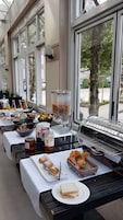 Tägliches Frühstücksbuffet (17 CHF pro Person)