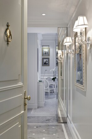 Ropa de cama de alta calidad y minibar 