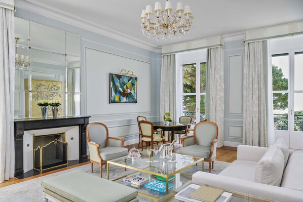 高档床上用品、迷你吧、客房内保险箱、办公桌