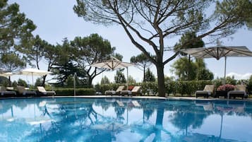 Piscine couverte, piscine extérieure, chaises longues