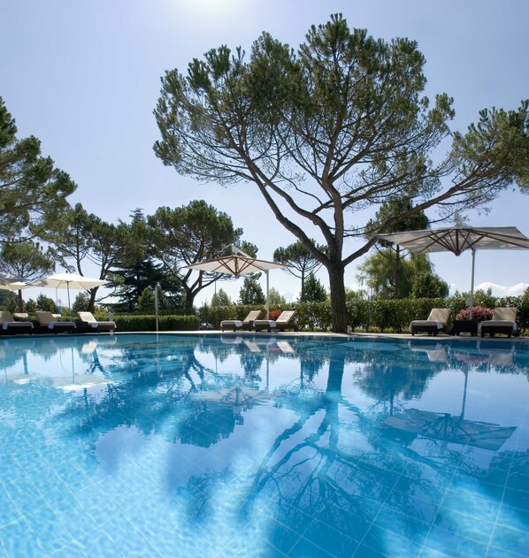 Piscine couverte, piscine extérieure, chaises longues