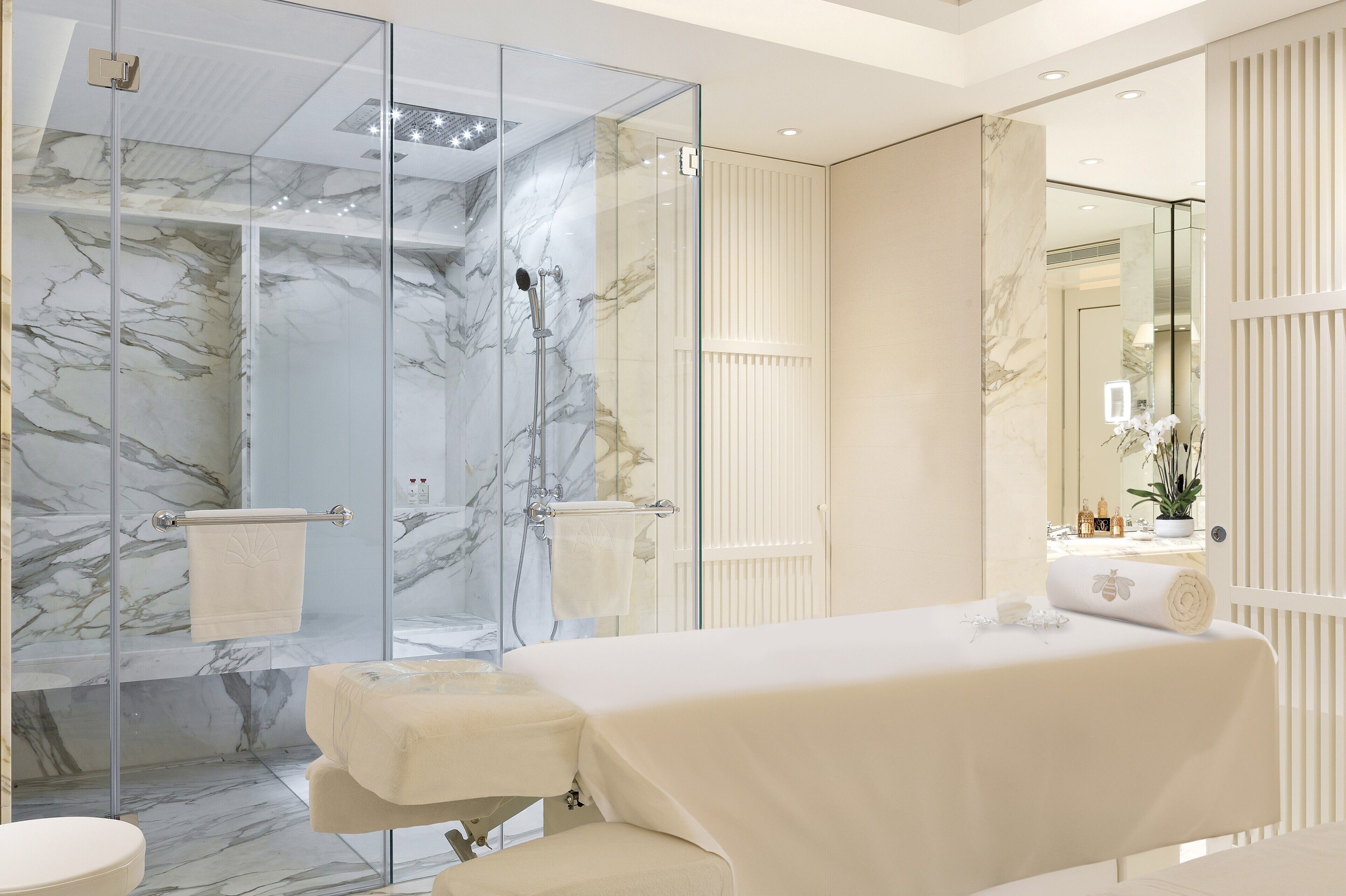 Spa Suite | Salle de bain | Articles de toilette gratuits, sèche-cheveux, peignoirs, chaussons