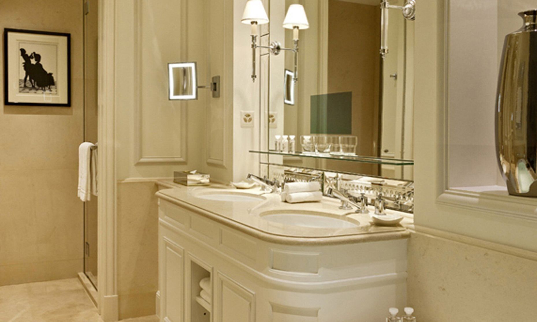 Salle de bain | Articles de toilette (gratuits), séchoir à cheveux, peignoirs