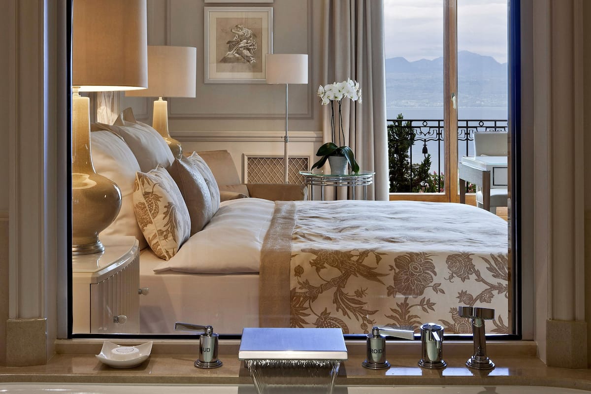 superior room, lake view | bathroom | free toiletries, hair dryer, bathrobes, slippers