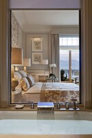 Quarto superior, vista para o lago | Banheiro | Produtos de toalete grátis, secador de cabelo, roupões de banho 