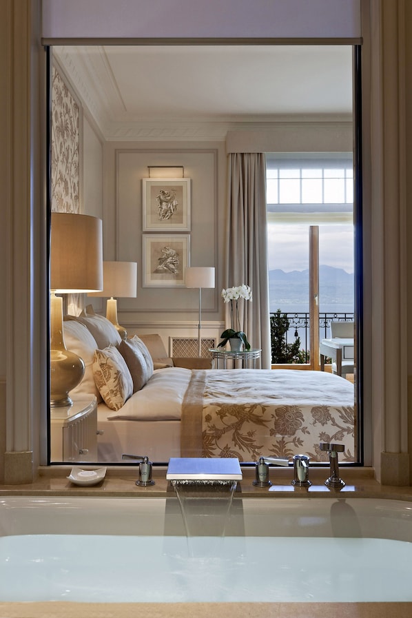 Superior Room, Lake View | Bathroom | Free toiletries, hair dryer, bathrobes, slippers