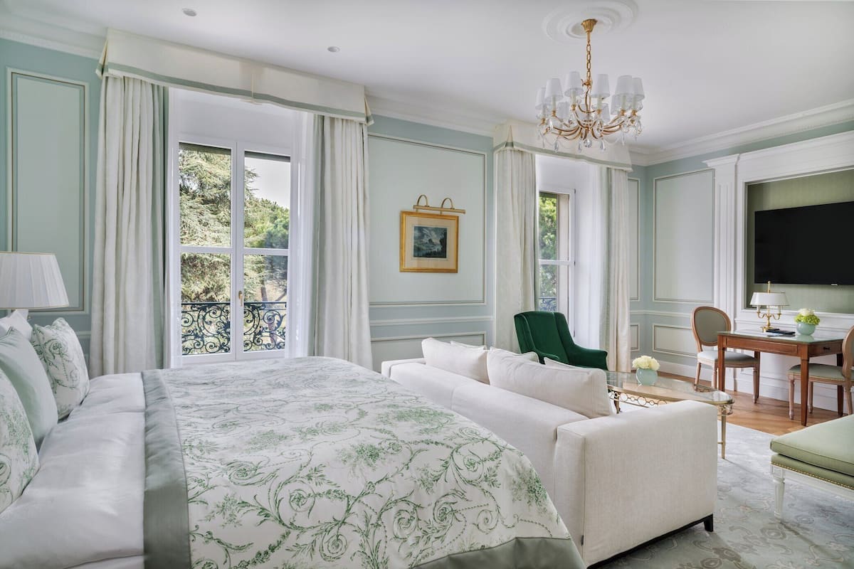 Deluxe-Zimmer (City and Garden) | Hochwertige Bettwaren, Minibar, Zimmersafe, Schreibtisch