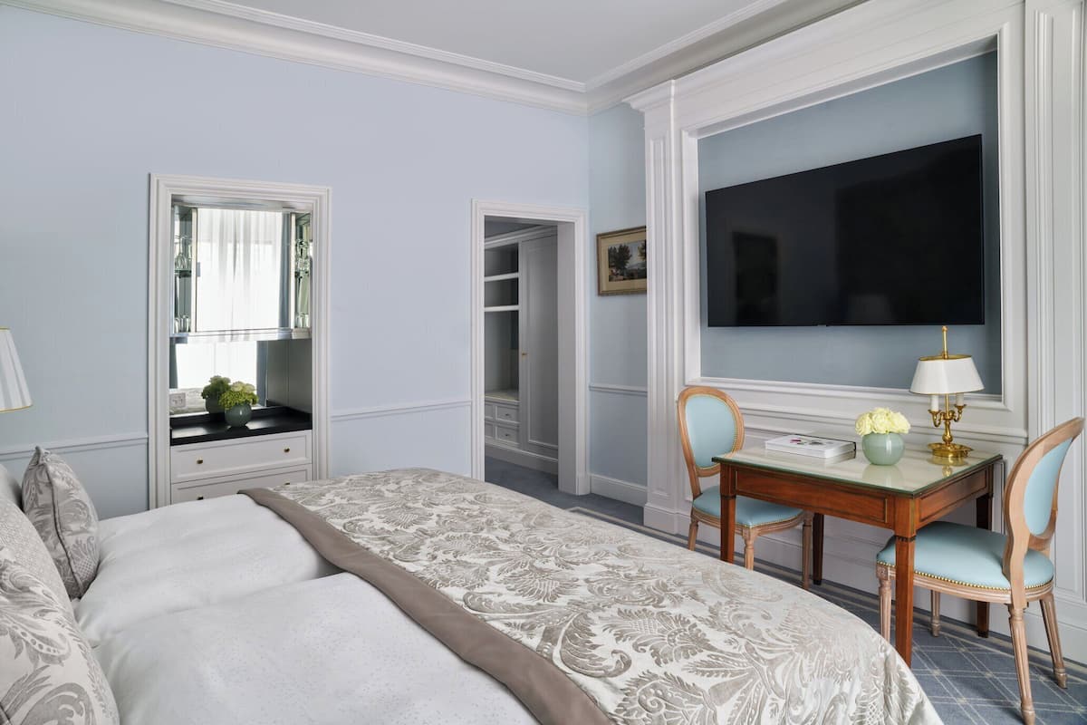Superior Room (Garden and City) | Premium bedding, minibar, in-room safe, desk