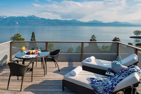 Premium bedding, minibar, in-room safe, desk