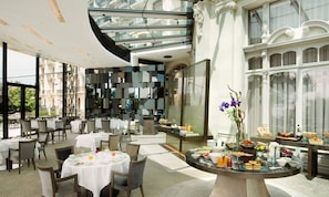 Desayuno buffet diario (CHF 60 por persona)