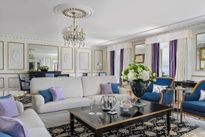 高档床上用品、迷你吧、客房内保险箱、办公桌