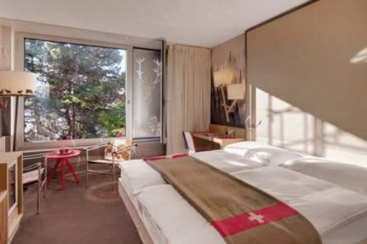 Premium bedding, down duvets, minibar, in-room safe