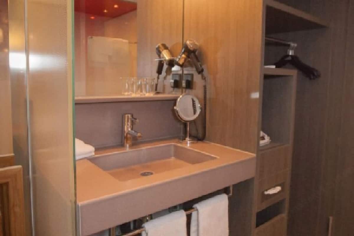 Kostenlose Toilettenartikel, Haartrockner, Handtücher