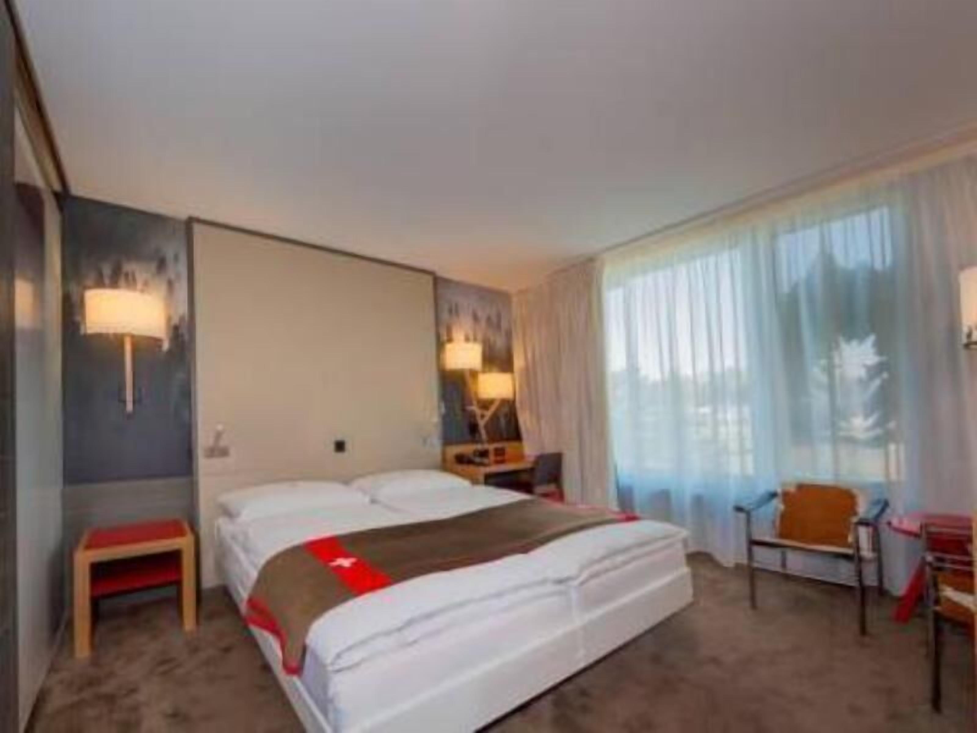 Premium bedding, down duvets, minibar, in-room safe