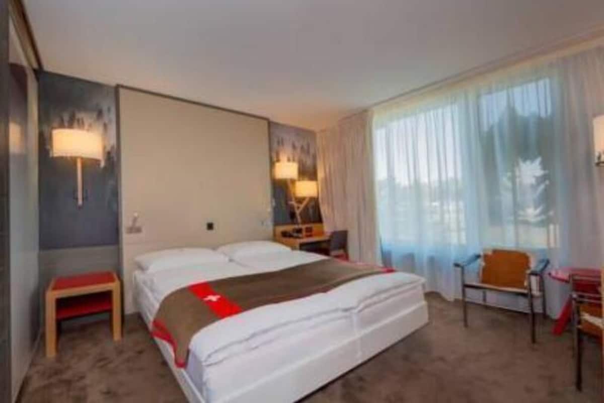 Premium bedding, down duvets, minibar, in-room safe
