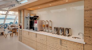 อาหารเช้าแบบบุฟเฟ่ต์ทุกวัน (CHF 22 ต่อคน)