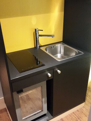Studio, Kitchenette | Private kitchen | Coffee/tea maker
